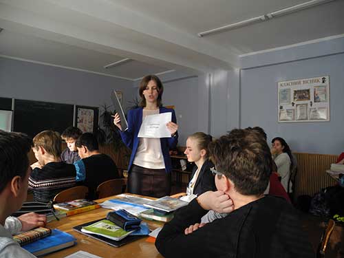 Мельникова Є.Ю. під час проведення уроку Мельникова Є.Ю. під час проведення уроку