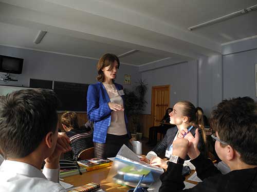 Мельникова Є.Ю. під час проведення уроку Мельникова Є.Ю. під час проведення уроку